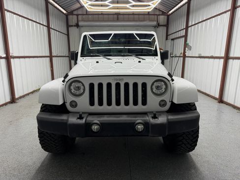 Used 2017 Jeep Wrangler Unlimited Rubicon w/ Connectivity Group AWD/4WD image 2