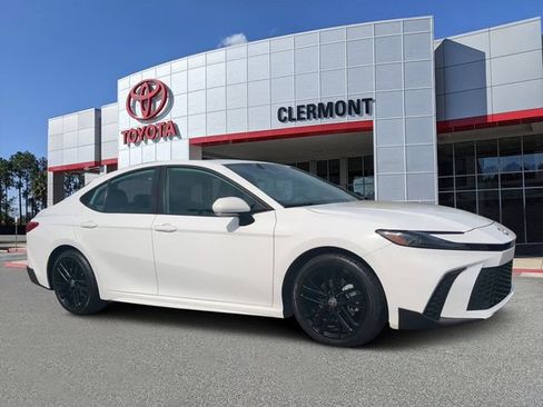 Certified 2025 Toyota Camry SE image 1