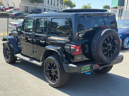 Used 2023 Jeep Wrangler Unlimited Sahara AWD/4WD image 8