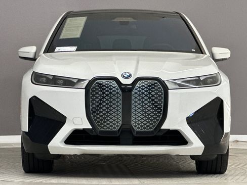 Used 2024 BMW iX xDrive50 w/ Sport Package AWD/4WD image 5