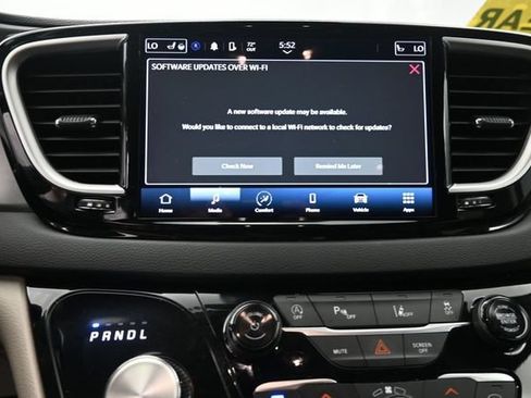 Used 2024 Chrysler Pacifica Touring-L FWD image 18