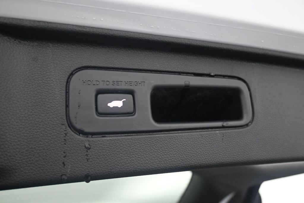 Used 2025 Honda Pilot Touring image 17
