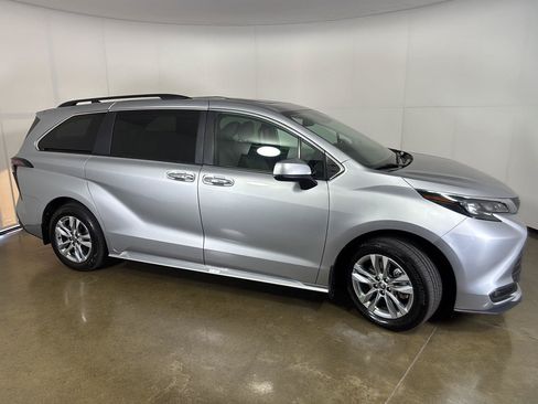Used 2025 Toyota Sienna XLE w/ XLE Plus Package FWD image 9