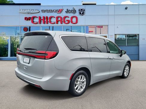 Certified 2024 Chrysler Pacifica Touring-L FWD image 4