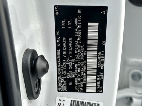 Certified 2023 Toyota Highlander XLE image 28