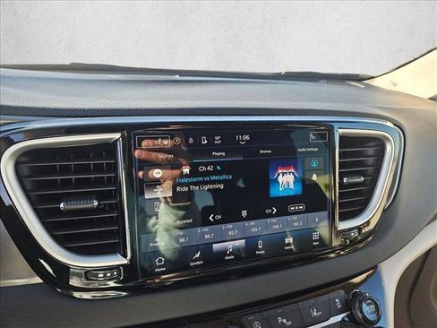 Used 2024 Chrysler Pacifica Touring-L image 19