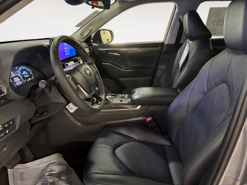 New 2026 Toyota Highlander Platinum image 9