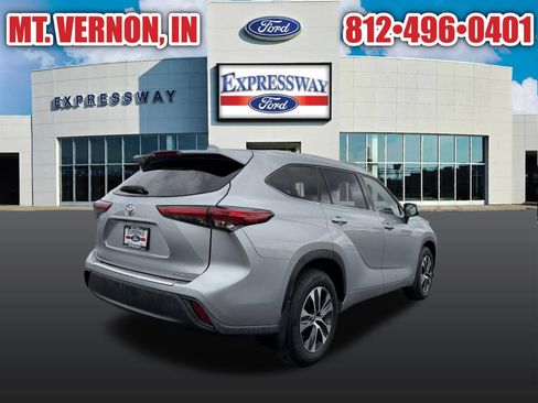 Used 2021 Toyota Highlander XLE AWD/4WD image 6