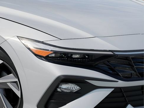 Certified 2025 Hyundai Elantra SEL FWD image 9