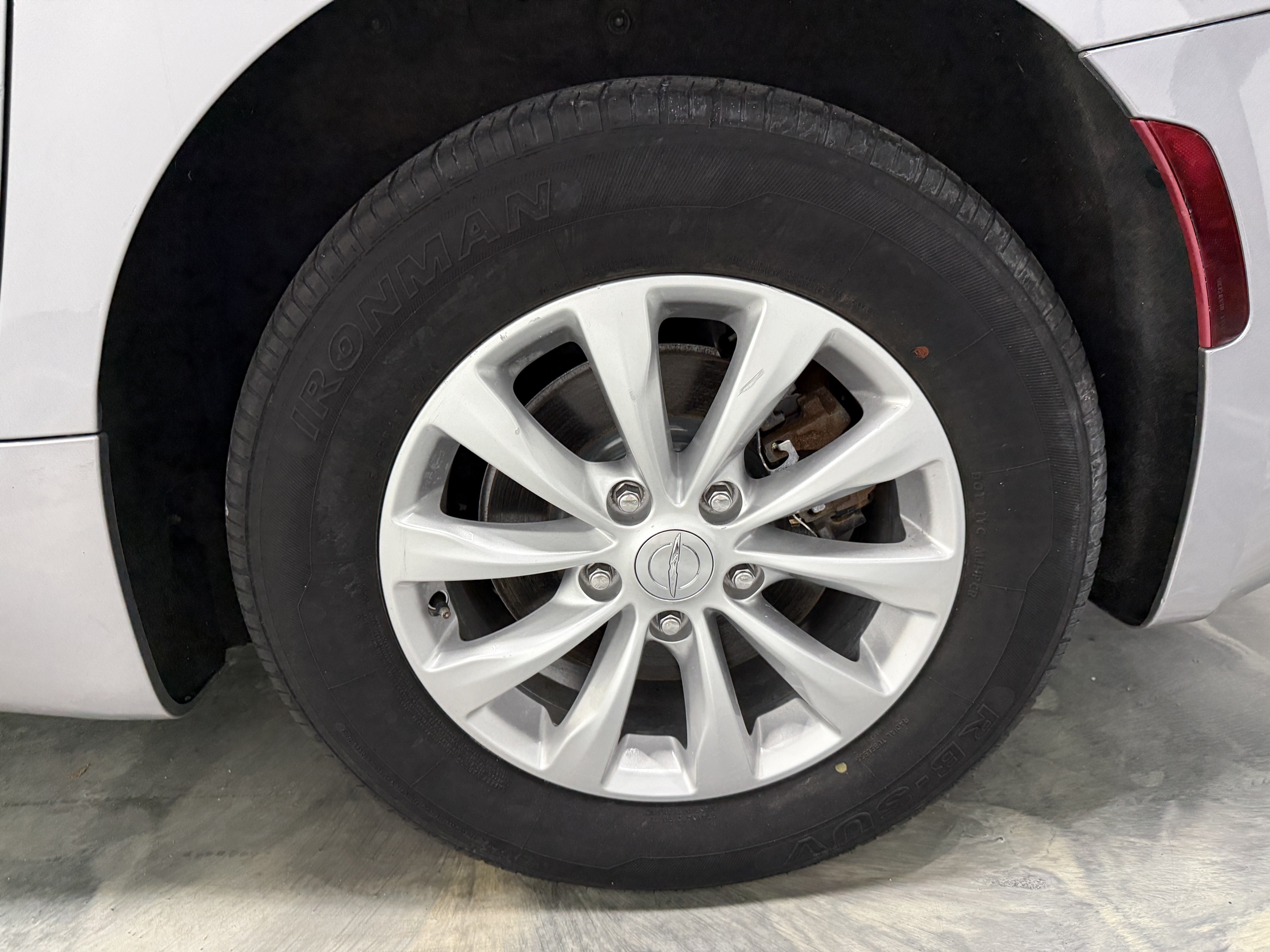 Used 2018 Chrysler Pacifica Touring-L FWD image 33