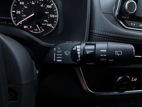 Used 2025 Nissan Rogue SV FWD image 38