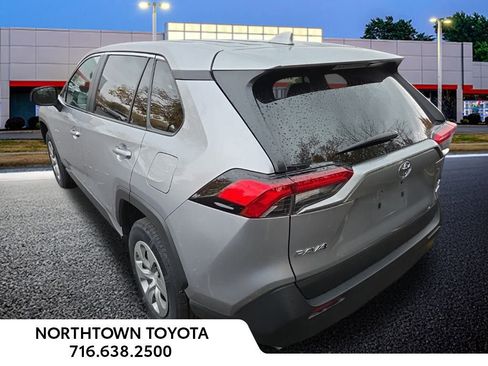 Used 2022 Toyota RAV4 LE image 10