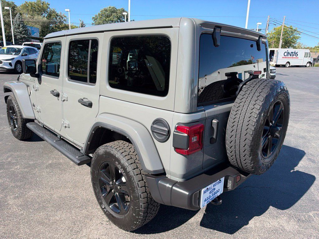 Used 2022 Jeep Wrangler Unlimited Sahara AWD/4WD image 7