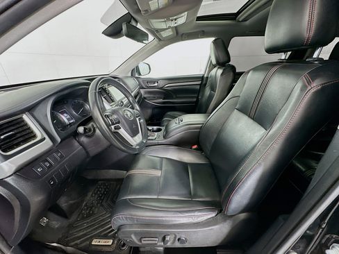 Used 2019 Toyota Highlander SE image 13