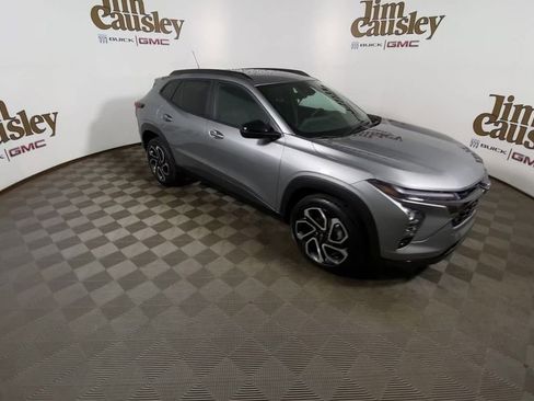 Used 2025 Chevrolet Trax RS w/ Driver Confidence Package image 2