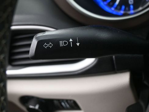 Used 2022 Chrysler Voyager LX FWD image 20