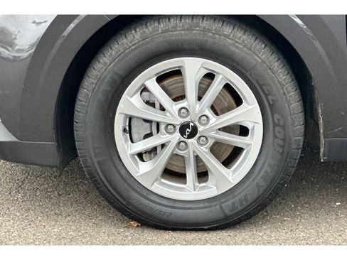 Used 2024 Kia Carnival LX image 27