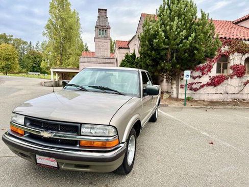 Used 2001 Chevrolet S10 Pickup LS w/ Preferred Equipment Group image 2