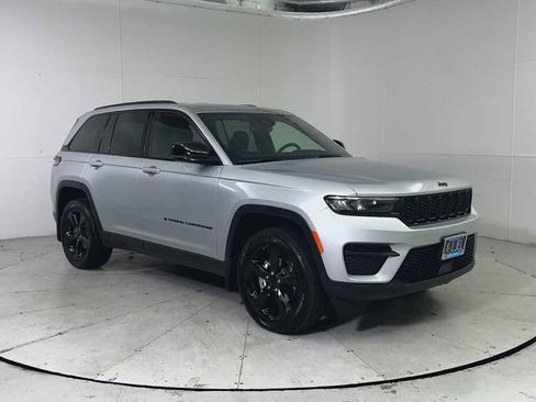 Used 2023 Jeep Grand Cherokee Altitude image 8