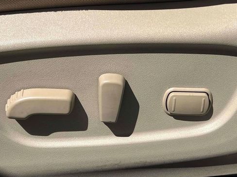 Used 2017 Nissan Rogue SV w/ SV Premium Package image 17