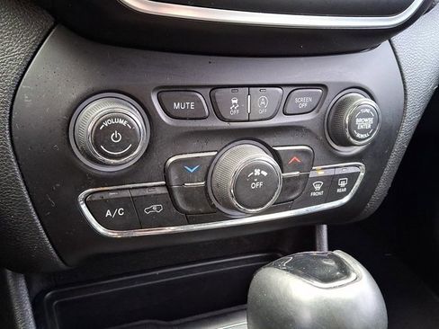 Certified 2021 Jeep Cherokee Latitude Plus image 21