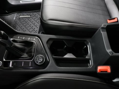 Used 2022 Volkswagen Tiguan SE R-Line image 19