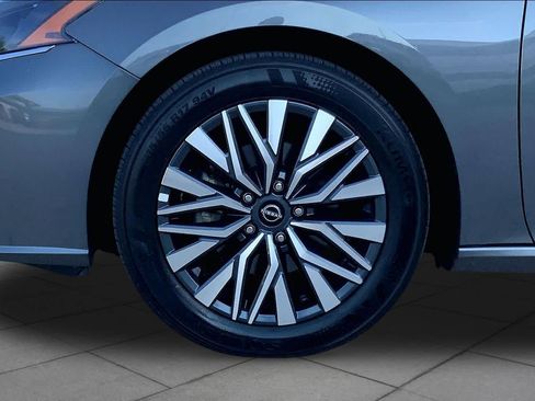 Used 2025 Nissan Altima 2.5 SV FWD image 11