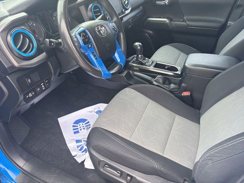 Used 2021 Toyota Tacoma TRD Sport AWD/4WD image 16