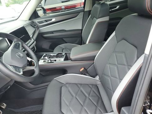 Used 2024 Volkswagen Atlas Peak Edition SE AWD/4WD image 19
