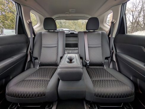 Used 2019 Nissan Rogue SV image 32