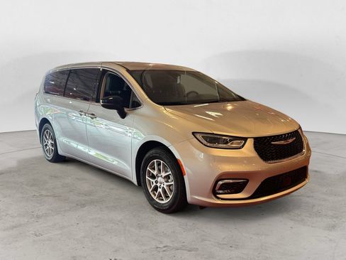 Used 2024 Chrysler Pacifica Touring-L FWD image 1