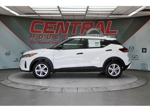 New 2025 Nissan Kicks Play S image 3