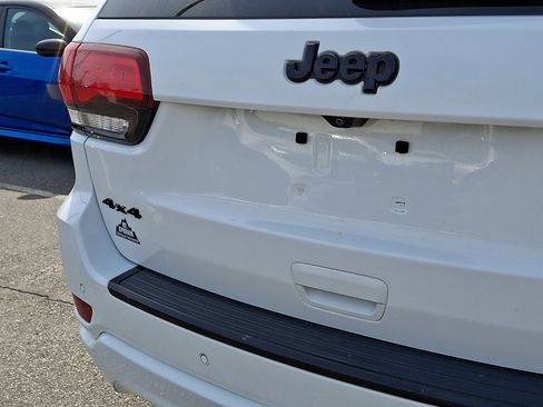 Used 2018 Jeep Grand Cherokee Altitude AWD/4WD image 17