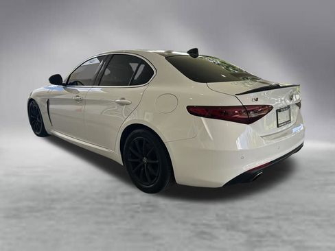 Used 2018 Alfa Romeo Giulia RWD image 4