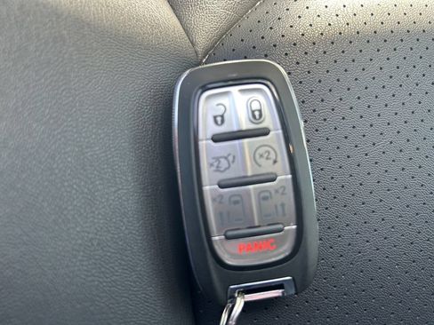 Certified 2025 Chrysler Pacifica Select AWD/4WD image 34