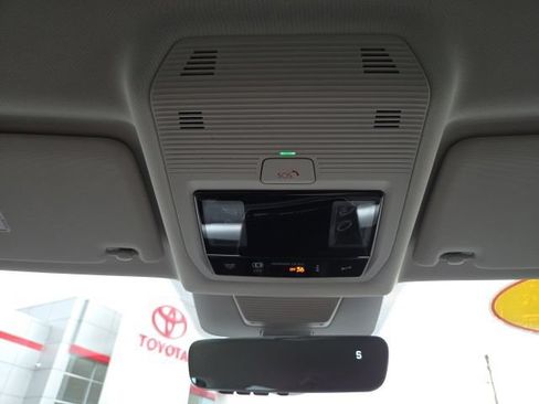 Used 2025 Volkswagen Tiguan SE AWD/4WD image 19