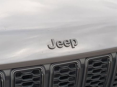 Certified 2024 Jeep Grand Cherokee Altitude image 19