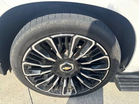 Used 2025 Chevrolet Suburban High Country AWD/4WD image 40