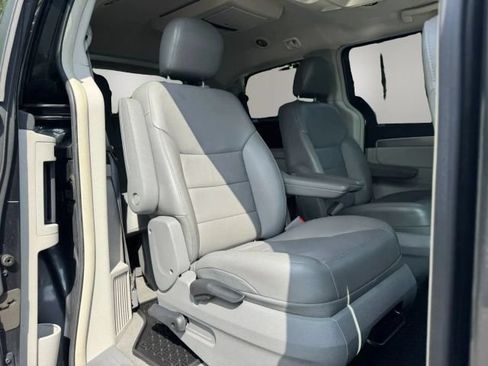 Used 2012 Volkswagen Routan SEL FWD image 21