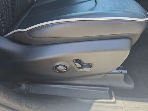Used 2025 Chrysler Pacifica Limited FWD image 12