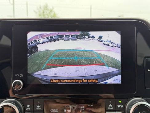 Used 2023 Toyota Highlander LE FWD image 17