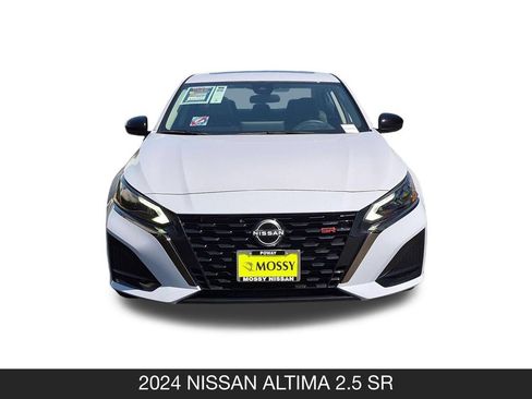 Used 2024 Nissan Altima 2.5 SR w/ SR Premium Package FWD image 4