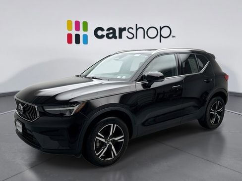 Used 2025 Volvo XC40 B5 Core image 1