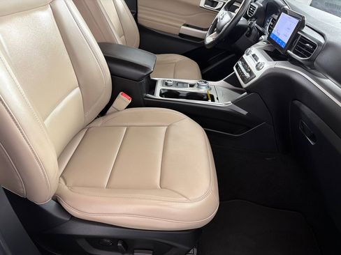 Used 2022 Ford Explorer XLT w/ Equipment Group 202A AWD/4WD image 23