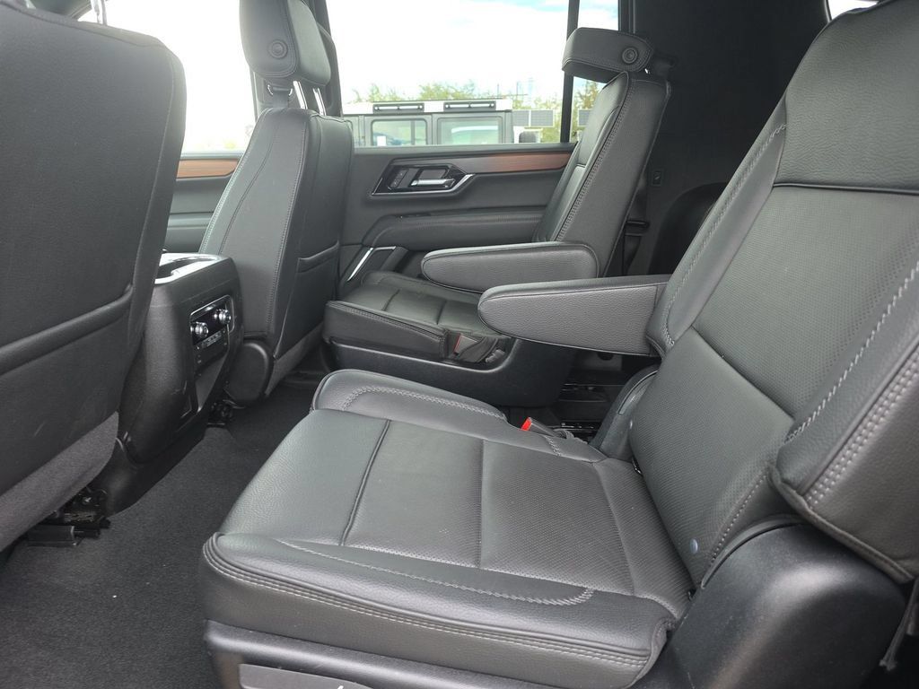 Used 2025 GMC Yukon XL Denali AWD/4WD image 9