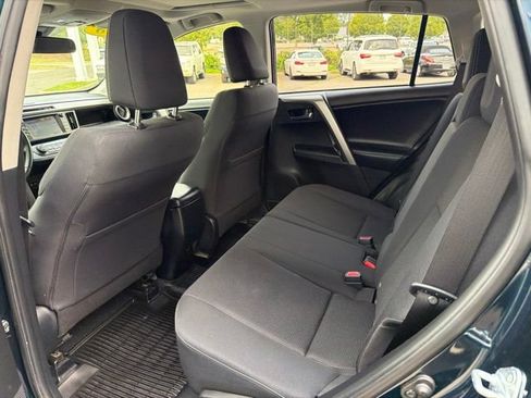 Used 2018 Toyota RAV4 XLE AWD/4WD image 6
