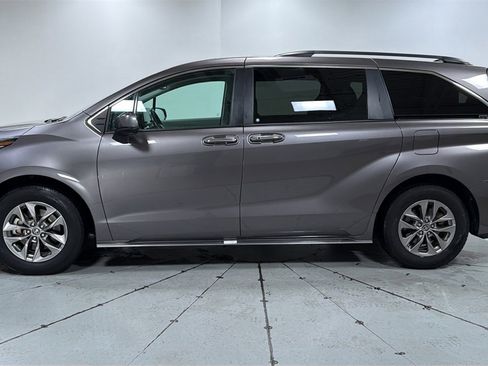 Used 2023 Toyota Sienna XLE image 8