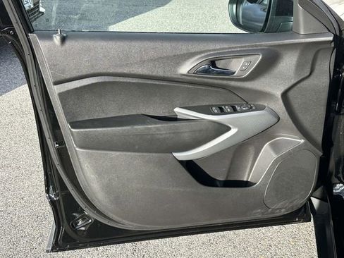 Used 2025 Chevrolet Trax RS w/ Sunroof Package image 15