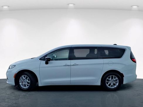 Used 2024 Chrysler Pacifica Touring-L FWD image 11