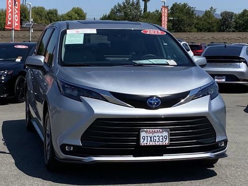 Certified 2025 Toyota Sienna XLE FWD image 44